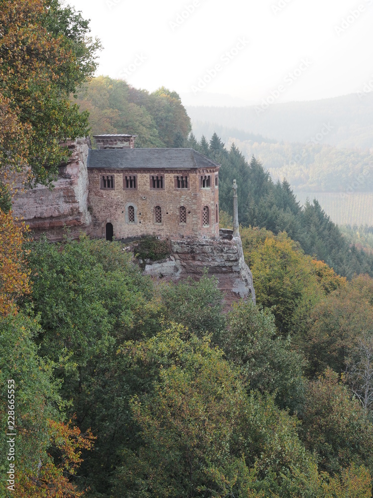 Klause bei Kastel-Staadt mit Felskapelle und Grabkapelle - auf einem Plateau gegenüber von Serrig mit Blick über das Saartal
