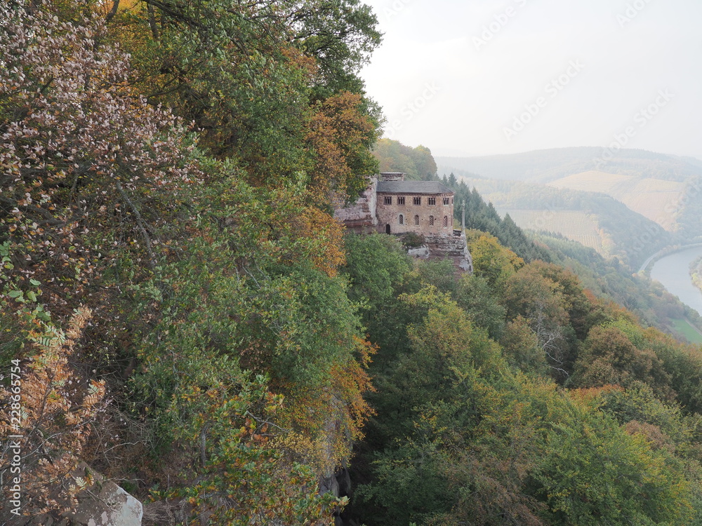 Obraz premium Klause bei Kastel-Staadt mit Felskapelle und Grabkapelle - auf einem Plateau gegenüber von Serrig mit Blick über das Saartal 