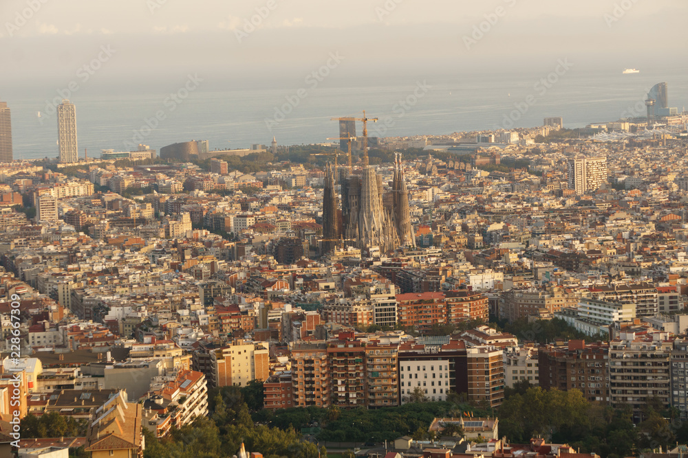 Fototapeta premium Widok z lotu ptaka na Barcelonę z bazyliką Sagrada Familia, Katalonia, Hiszpania.
