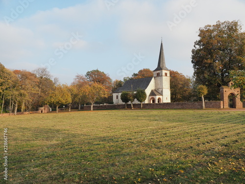 St. Johannes der Täufer Kirche beim Ehrenfriedhof in Kastel-Staadt, neben der Klause und dem Aussichtspunkt Elisensitz 