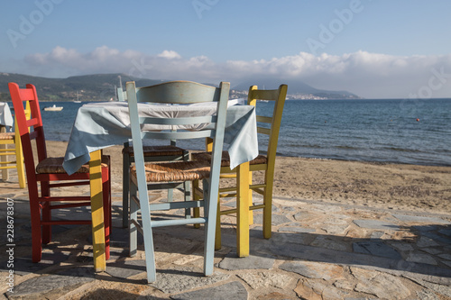Traditionelle griechische Stühle in Gialova - Peloponnes, Griechenland