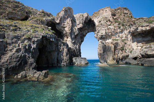 Torbogen in der Bucht von Navarino oder Pylos - Griechenland photo