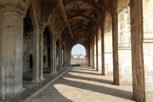 Архитектурные элементы декора усыпальницы и мечети "Ибрагим Рауза" в Биджапуре в Индии 
