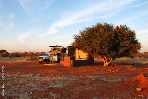 Campeggio con fuoristrada con tenda sul tetto del deserto del Kalahari in Namibia, Africa