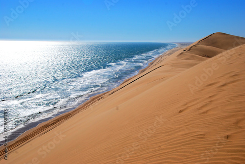 L'oceano Atlantico e il deserto del Namib vicino Swakopmund in Namibia photo