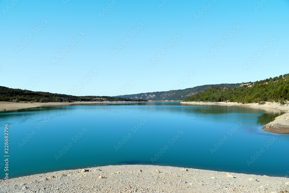 Lac de Sainte-Croix plage et montagnes. Gorges du Verdon. Var. Alpes-de-Haute-Provence. France.
