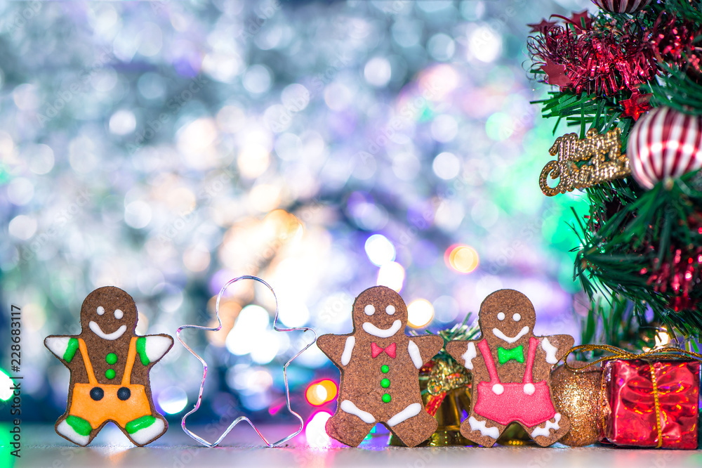 Cute gingerbread man with christmas tree and blurry sparkle background, close up, bokeh, text space(copy space) Cute gingerbread man with christmas tree and blurry sparkle background, close up, bokeh, text space(copy space)