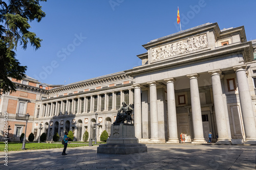 Persona guarda statua davanti Museo del Prado