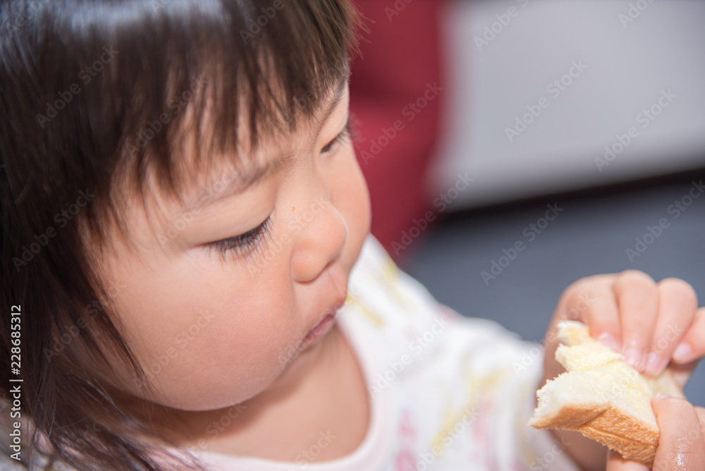 朝食を食べる子供