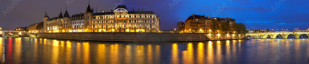 Obraz premium Panorama of Seine river , Conciergerie between Pont au Change i and pont Neuf n Paris at night, France.