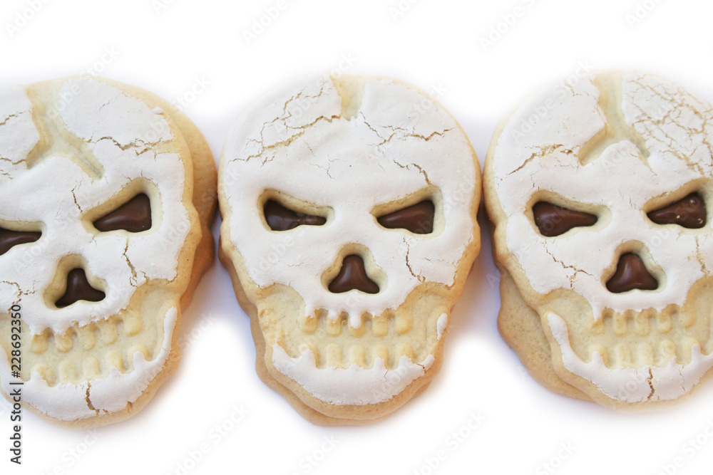 Naklejka premium Halloween cookies filled with chocolate cream in shape of a skull isolated on white background