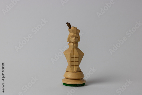 Schach Figur aus Holz vor Weißen Hintergrund  photo