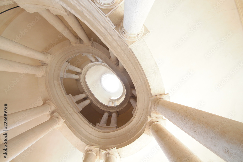 Fototapeta premium Scale a spirale illuminate da candido bagliore di sole