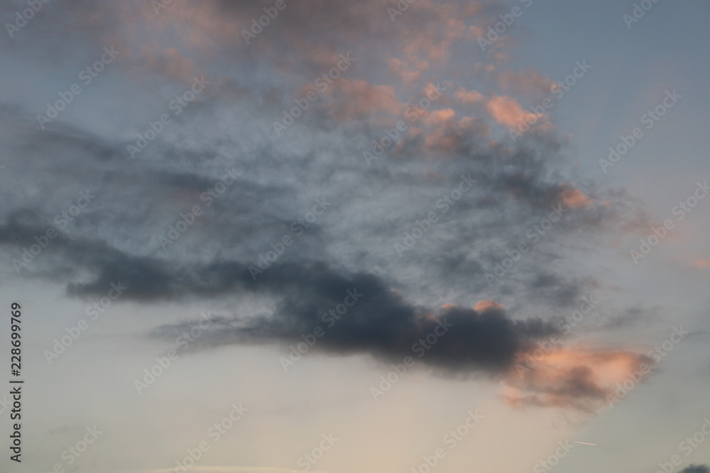 Cielo crepuscolare con nuvole e riflessi colorati
