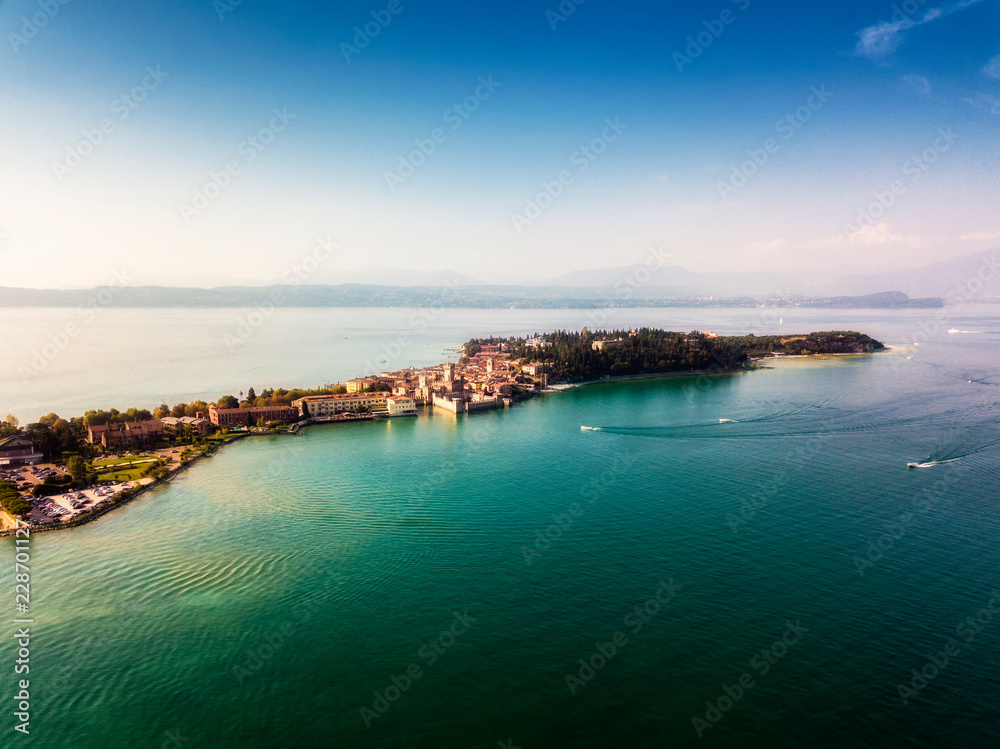 Vista aerea di Sirmione sul lago di Garda