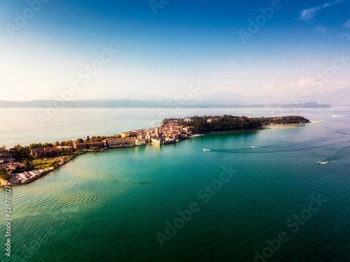 Wallpaper Mural Vista aerea di Sirmione sul lago di Garda Torontodigital.ca
