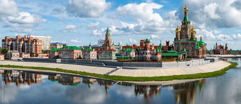 Fototapeta premium Panoramiczny widok na elewacje budynków ze średniowieczną dekoracją w stylu flamandzkim. Centrum miasta Yoshkar-Ola, Rosja.