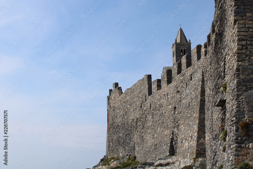 Castello fortificato con mura merlate