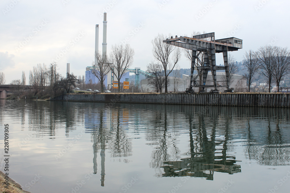 Industrieanlagen am Neckar in Stuttgart, Deutschland mit Spiegelung im Fluss