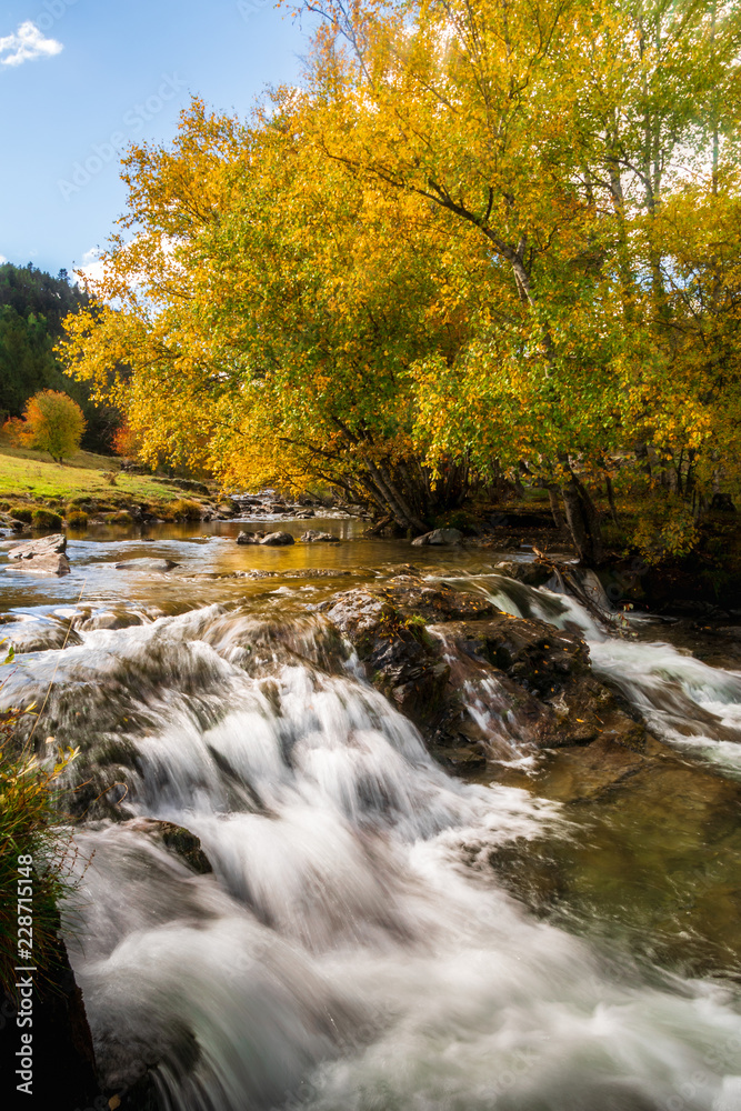 cascadas, saltos de agua y rios en otoño cascadas, saltos de agua y rios en otoño