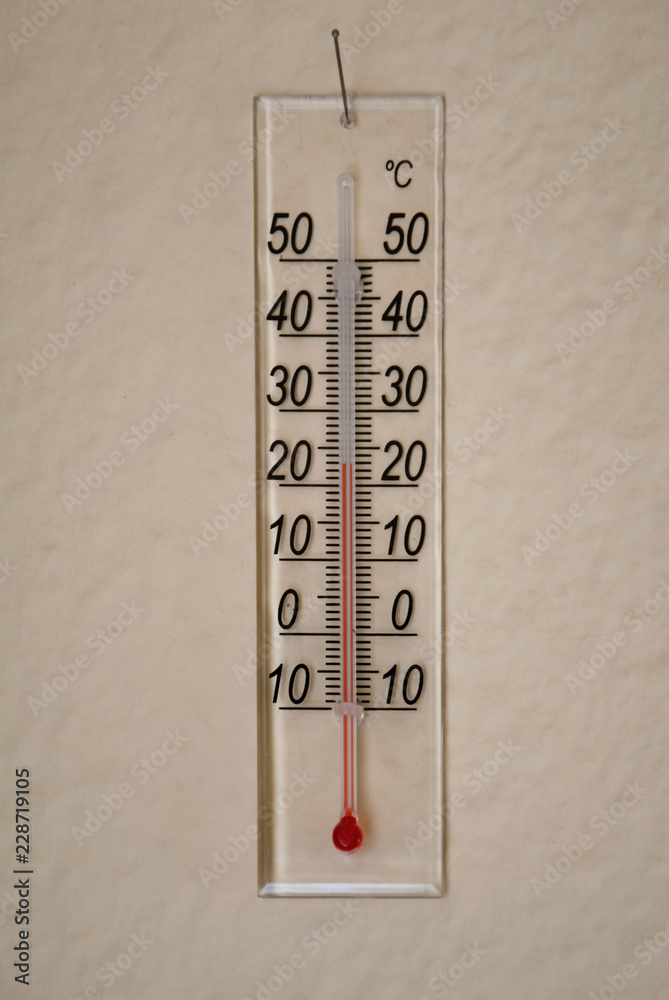 carga Insustituible no usado Termómetro de mercurio que informa de la temperatura ambiente en grados  Celsius. foto de Stock | Adobe Stock