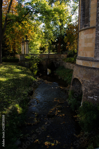 Ein Bach hinter einer Kirche photo