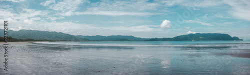 Foto Tide out on the empty Bahia Ballena with no people on a sunny day near Montezuma