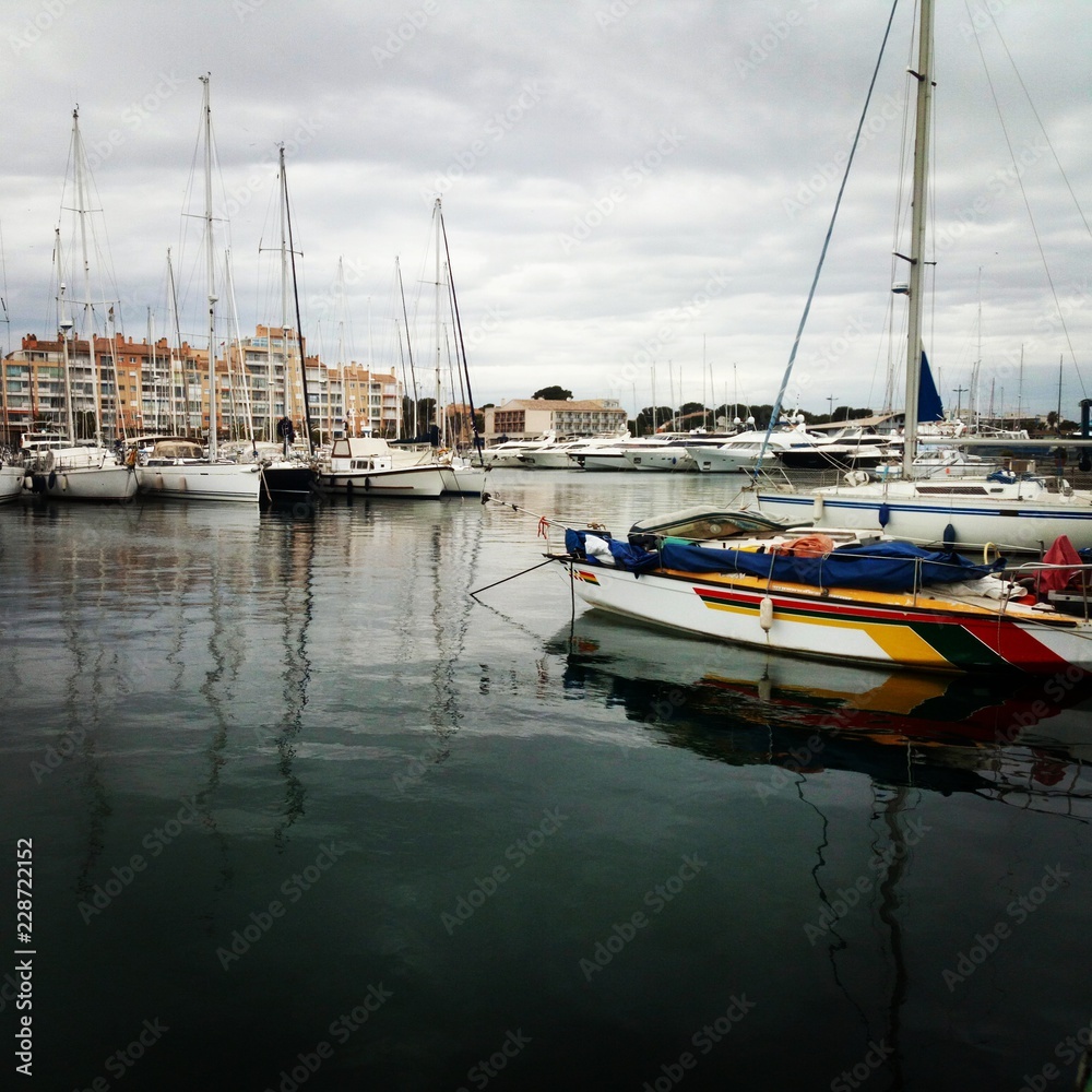 Fototapeta premium Bateau coloré dans le port de Hyères