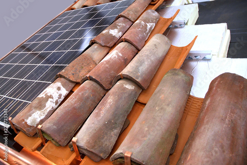 Roof structure for thermal insulation and solar panels photo