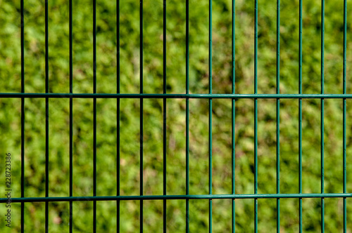 Doppelstabmattenzaun - Gartenzaun aus Metall vor einer Gartenanlage