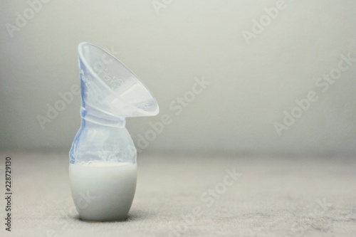 Manual Haakaa style hand breast pump for breast milk