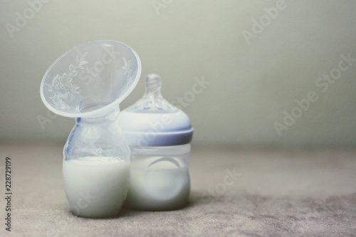 Manual Haakaa style hand breast pump for breast milk