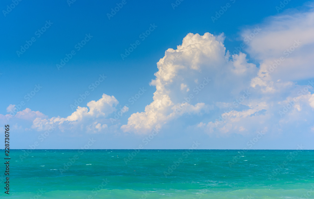 Türkises Mittelmeer mit Wolken bei Sonne