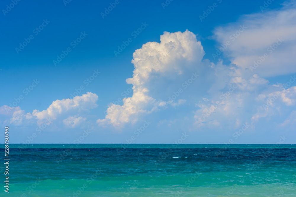 Blaues Mittelmeer mit Wolken Blaues Mittelmeer mit Wolken