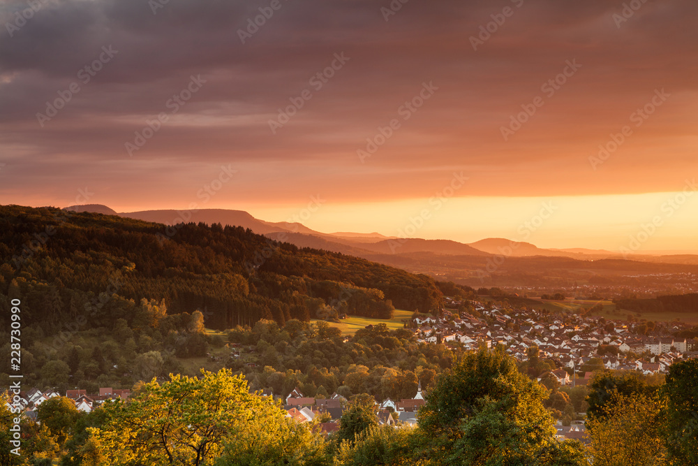 Stadt Donzdorf mit Albtrauf Ansicht im Sonnenuntergang