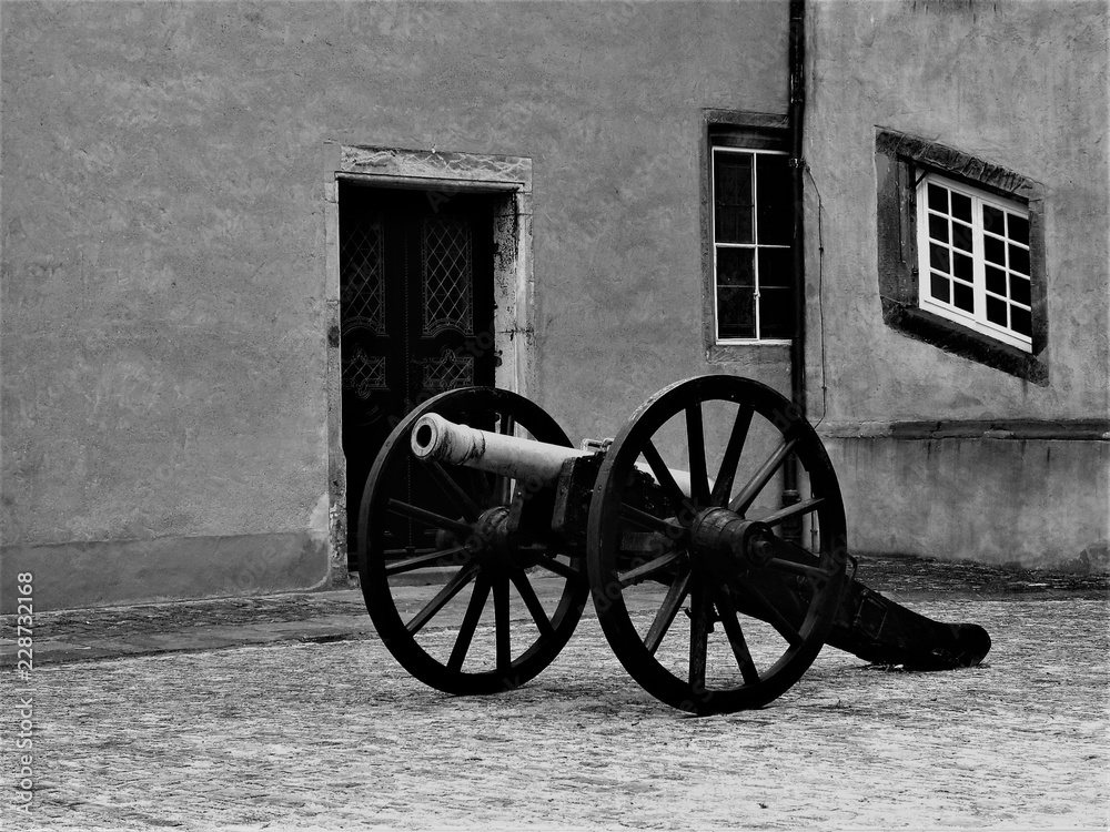 Kanone im Innenhof vom Detmolder Schloß, in schwarz-weiß