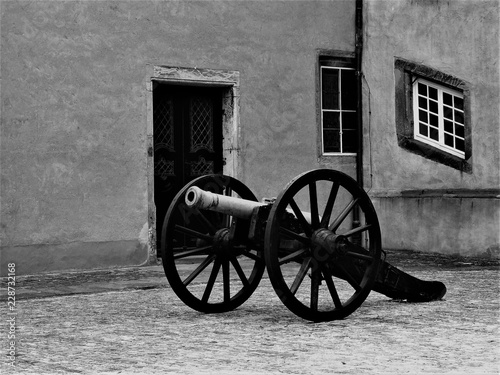 Kanone im Innenhof vom Detmolder Schloß, in schwarz-weiß photo