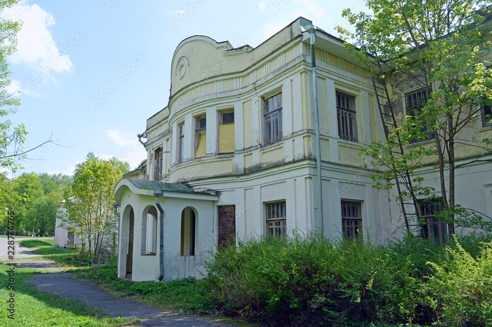 Старый заброшенный дом загородной усадьбы в Московской области