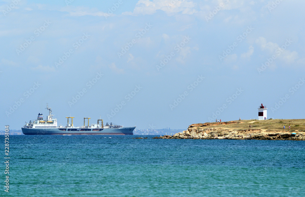 Большой морской танкер следует в порт Севастополя
