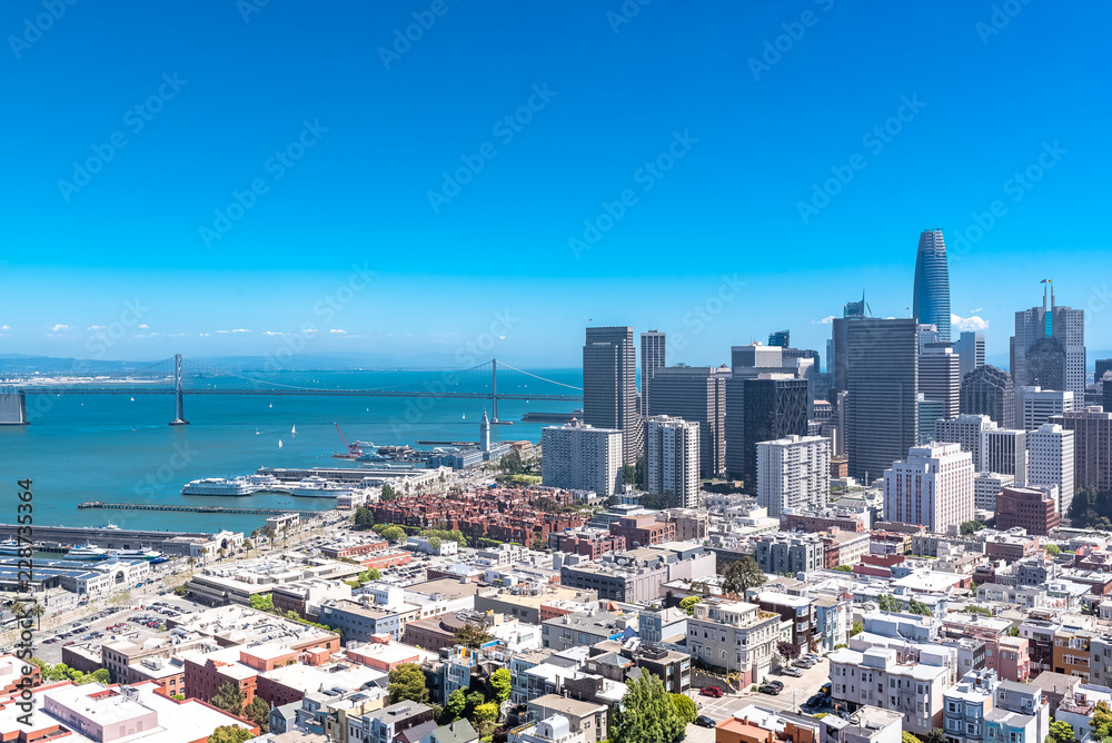 Obraz premium San Francisco, panorama of Financial District downtown and the Oakland Bay Bridge in background