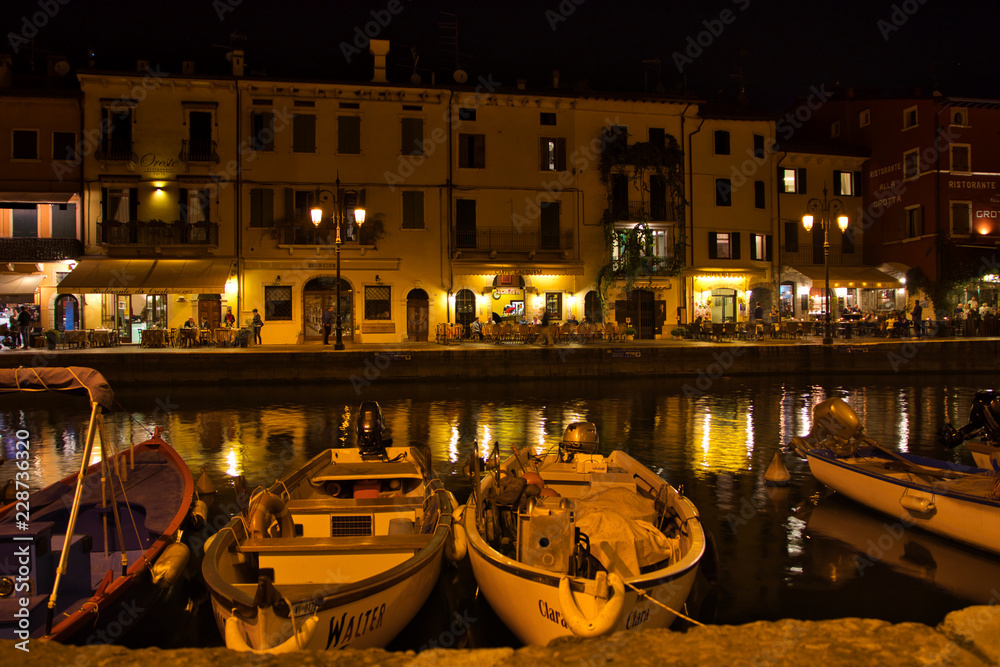 Boote in historischem Hafen bei Nacht