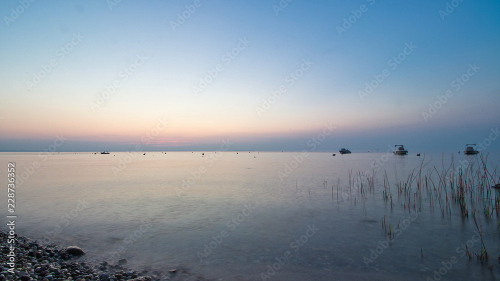 Nebeliger See bei Sonnenuntergang