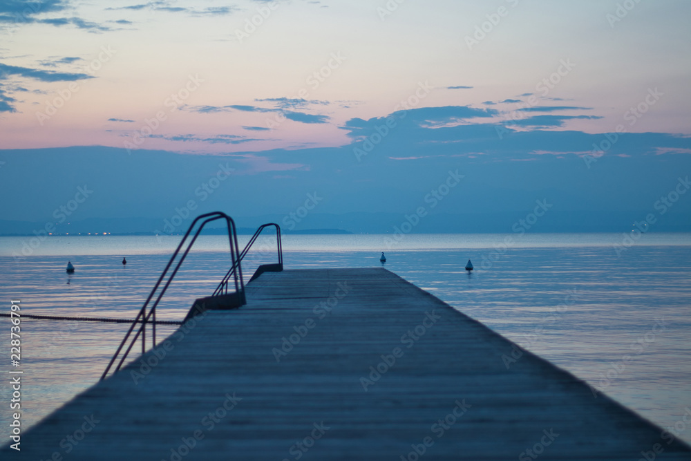Bootssteg bei Sonnenuntergang