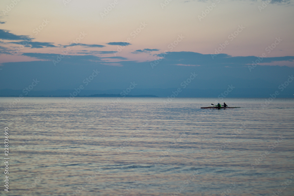Kanu fahren bei ruhiger See