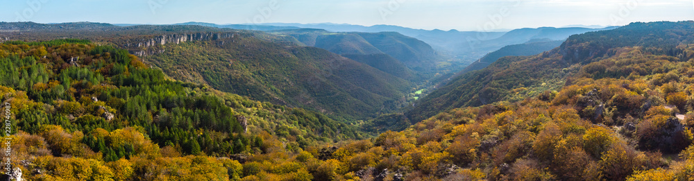 vue aérienne et panoramique sur une vallée du sud de la France