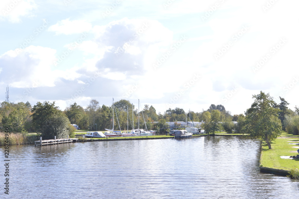 jachthaven met aanlegsteigers en motorboten bij Nationaal Park de Alde Feanen in Friesland