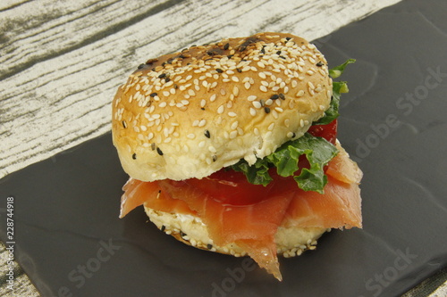 Sandwich au saumon sur une ardoise