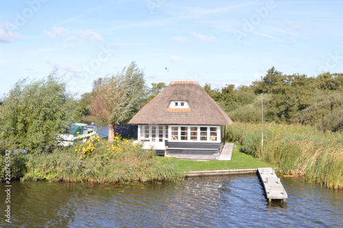 een vakantiewoning met rieten dak in het natuurgebied De Alde Feanen in Friesland
