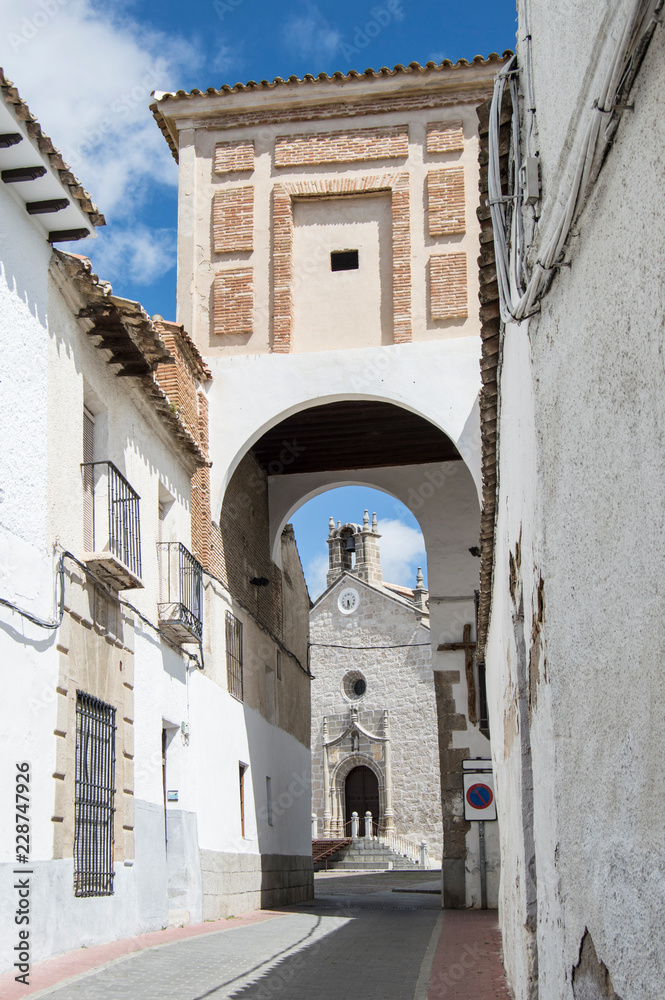 Callejón con arco/ callejón con arco e iglesia al fondo en la Puebla de Montalban, provincia de Toledo. Castilla-La mancha. España.