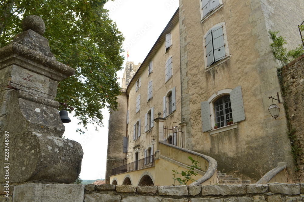 kasteel met bordes en toegangspoort in Esparron in de Provence